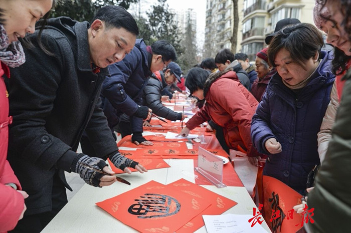 這一天，居民激動了，第一次在社區里升國旗唱國歌(圖1)