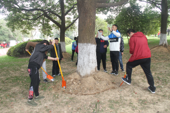武漢體育中心走進湯湖公園 開展“學(xué)雷鋒”樹木認(rèn)養(yǎng)科普活動(圖2)