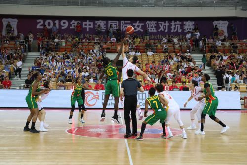 國際女籃對抗賽 中國隊在武漢體育中心戰勝塞內加爾隊(圖1)