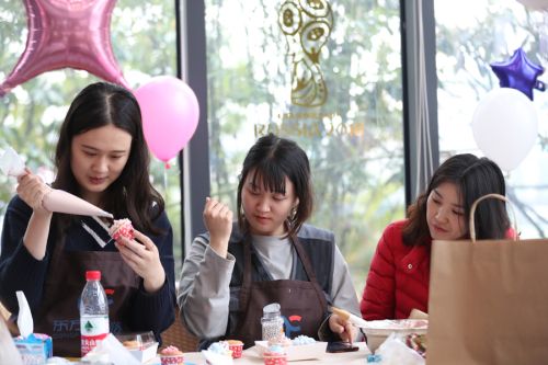 巧手做糕點(diǎn)，甜蜜迎佳節(jié) ▏武漢體育中心舉行“三八”婦女節(jié)關(guān)愛(ài)活動(dòng)(圖2)
