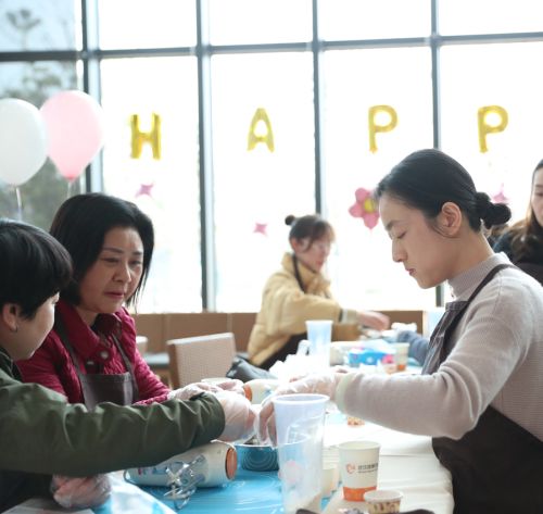 巧手做糕點(diǎn)，甜蜜迎佳節(jié) ▏武漢體育中心舉行“三八”婦女節(jié)關(guān)愛(ài)活動(dòng)(圖3)