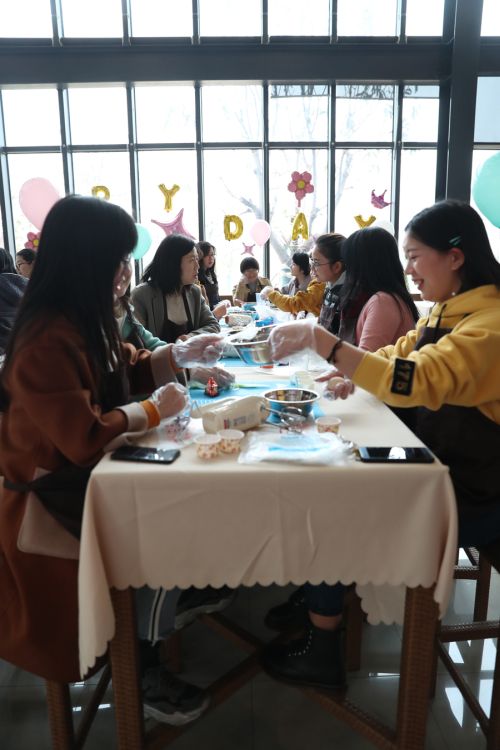 巧手做糕點(diǎn)，甜蜜迎佳節(jié) ▏武漢體育中心舉行“三八”婦女節(jié)關(guān)愛(ài)活動(dòng)(圖6)