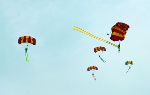 2019國際航聯世界飛行者大會在我區開幕 頂尖飛行員翱翔“天空之城”(圖18)