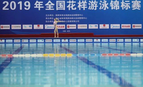 “水上芭蕾”究竟有多美？全國花樣游泳錦標(biāo)賽武漢“綻放”（附精美圖集）(圖1)